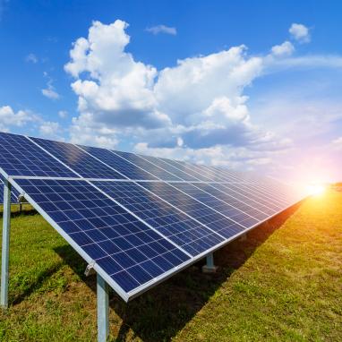 Bau von PV-Grossanlagen: Auswirkungen auf Gemeindeautonomie unklar